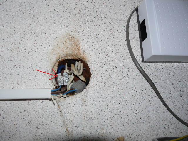 Dây điện bị chập cháy nặng cần gọi thợ điện chuyên nghiệp xử lý